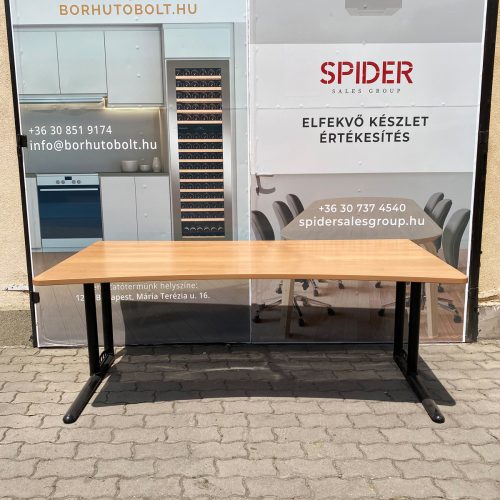 Steelcase íróasztal - 160x90 cm - homorú