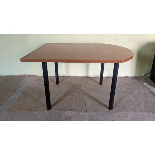 Boltíves tárgyalóasztal, konferenciaasztal 6-8 személyes 120x140 cm