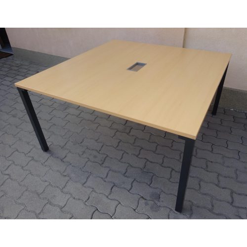 Steelcase tárgyalóasztal 140x140 cm