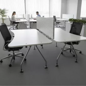 Kétszemélyes ergonomikus íróasztal fehér felülettel