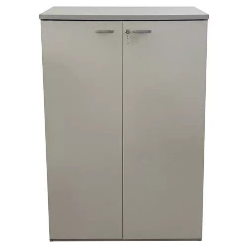 Középmagas kétajtós szekrény halványszürke színben