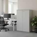 Középmagas kétajtós szekrény halványszürke színben