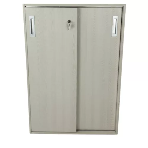 Világos tölgy színű zárható tolóajtós szekrény