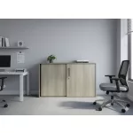 Steelcase tolóajtós irodai szekrény – világos tölgy színben